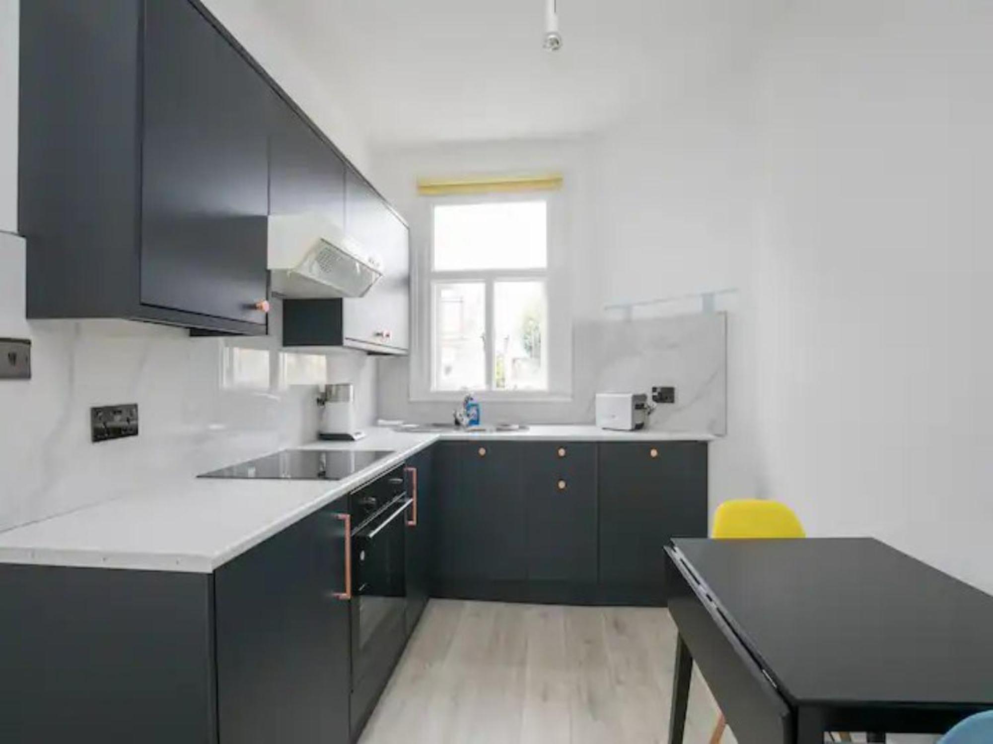 Apartment Cosy West Flat Discover & Live Pass The Keys London