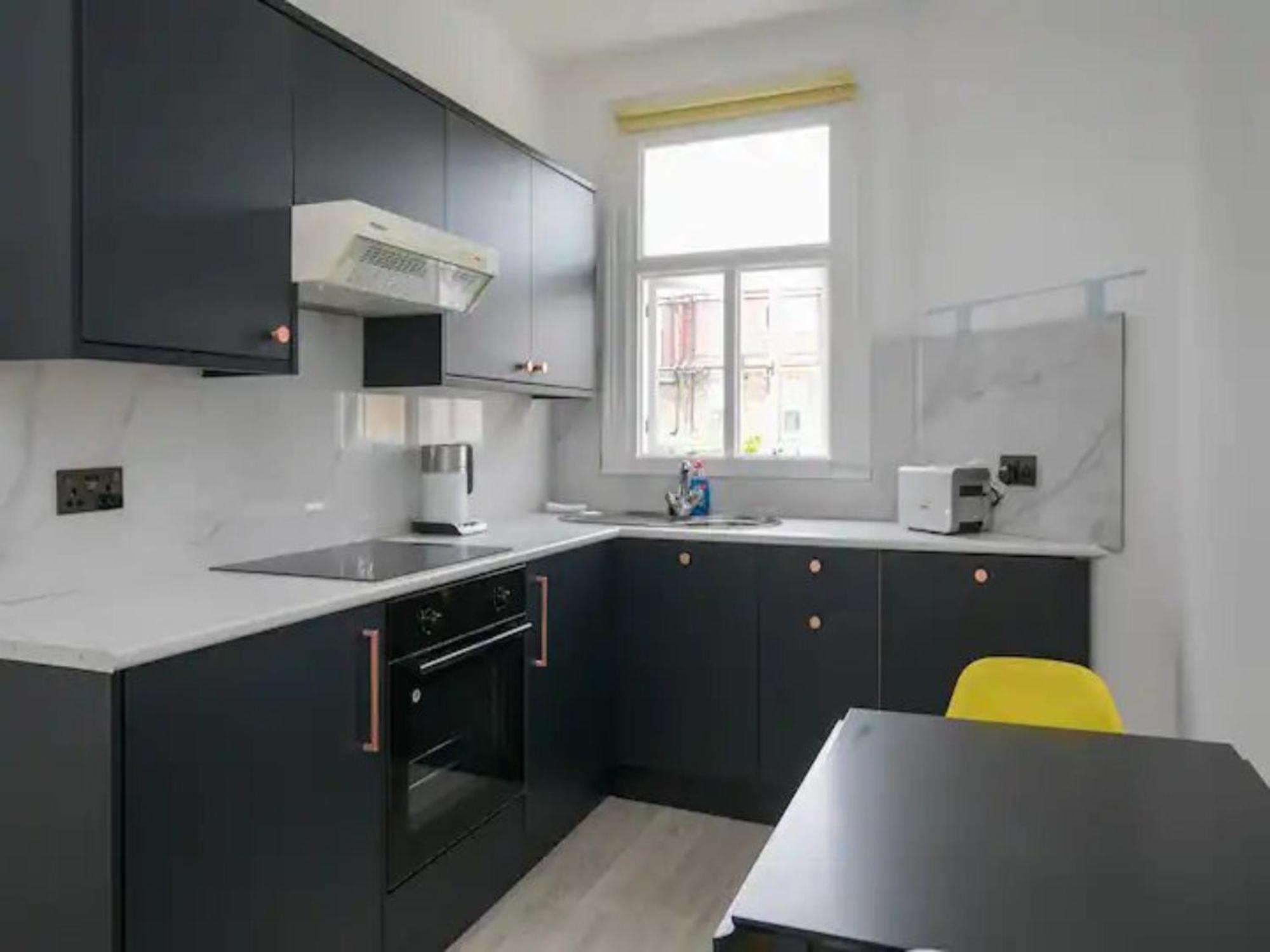 Cosy West Flat Discover & Live Pass The Keys Apartment *