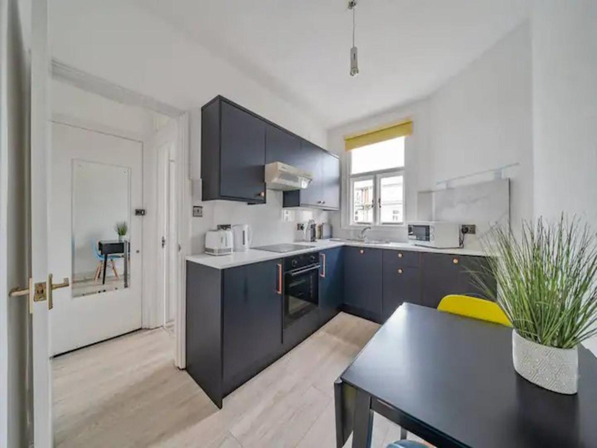 Cosy West Flat Discover & Live Pass The Keys London
